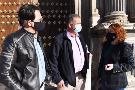 Dirigentes de IU apoyan al alcalde de Cúllar a las puertas de la Chancillería, en imagen de archivo (IZQUIERDA UNIDA GRANADA)