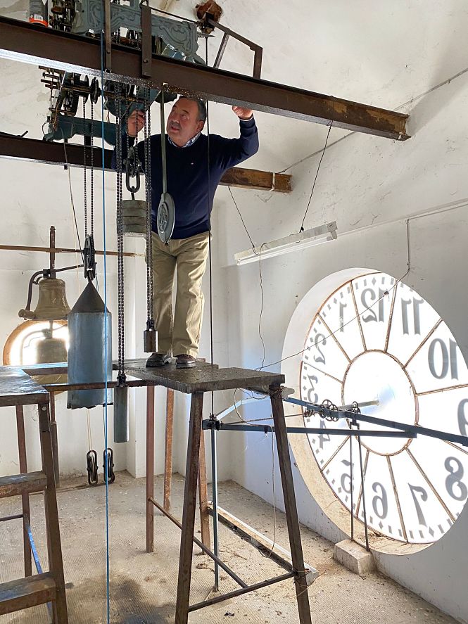 Juan Pérez Comino en el reloj del Ayuntamiento de Montefrío (AYTO. MONTEFRÍO) 