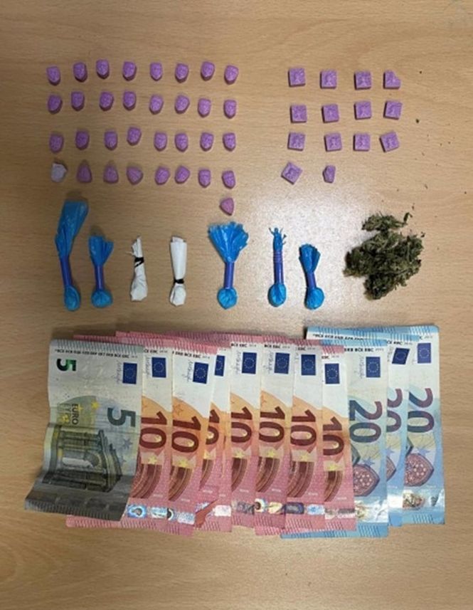 Droga intervenida a un joven en Granada (POLICÍA NACIONAL) 