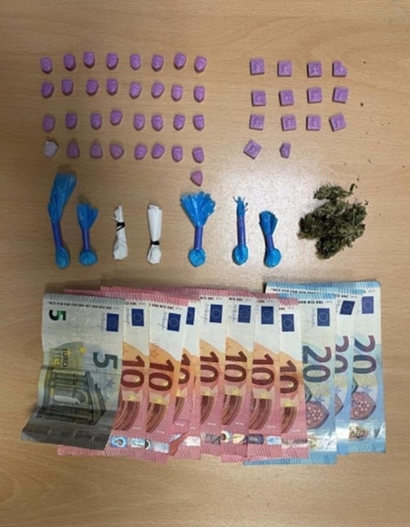 Droga intervenida a un joven en Granada (POLICÍA NACIONAL) 