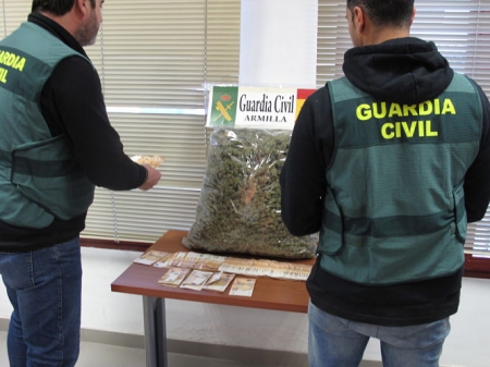Agentes de la Guardia CIvil con la marihuana incautada (GUARDIA CIVIL)
