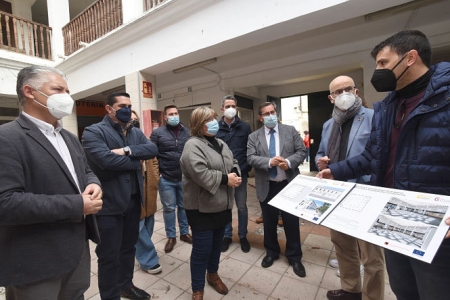 Imagen de la visita al Mercadod e Abastos de Santa Fe (R. MARTÍNEZ / DIPGRA)
