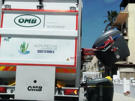 Camión de reciclaje de Almuñécar )AYTO. ALMUÑÉCAR)