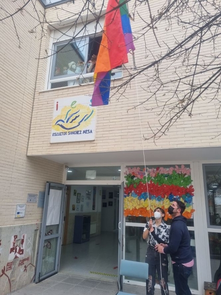 Izado de la bandera arco iris (AYTO. OTURA) 