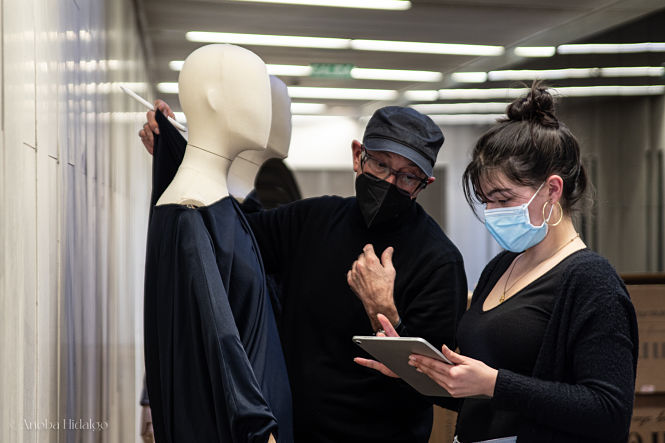 Antonio Alvarado impartiendo el taller `Patrones de ida y vuelta` (ANOBA HIDALGO)