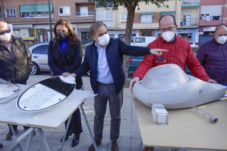 El concejal de Medio Ambiente con las nuevas luminarias (JAVIER ALGARRA / AYUNTAMIENTO) El concejal de Medio Ambiente con las nuevas luminarias (JAVIER ALGARRA / AYUNTAMIENTO)