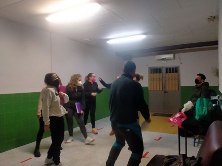 Algunos de los padres y madres durante los ensayos de la obra de teatro solidaria (AYTO. HUÉTOR TÁJAR) 
