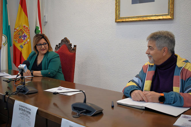La edil de Cultura, Antonia Guerrero y Mario Soria, miembros de Karma Teatro, durante la presentación del Seminario (AYTO. ALBOLOTE)