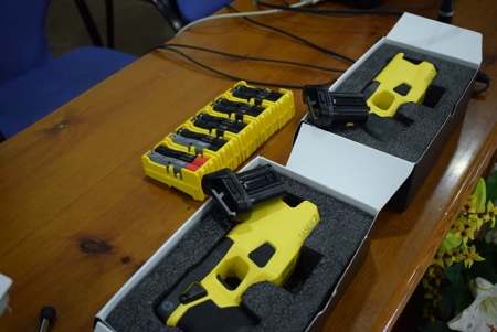 Imagen de als pistolas Tasser adquiridas por el Ayuntamiento de Albolote (AYTO. ALBOLOTE)