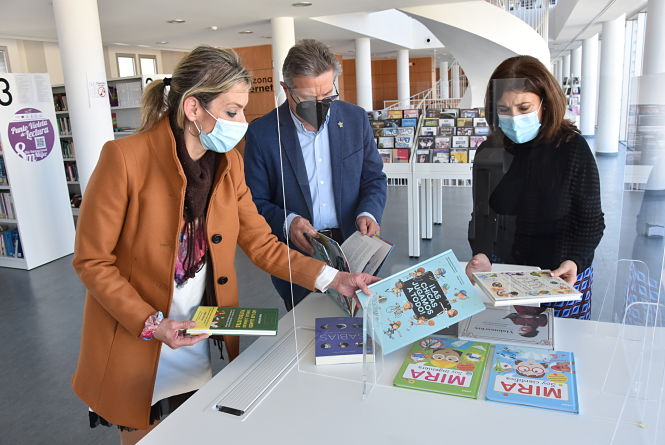 Entrega de los libros (AYTO. BAZA)