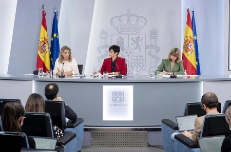 La vicepresidenta segunda del Gobierno y ministra de Trabajo, Yolanda Díaz; la ministra Portavoz y de Política Territorial, Isabel Rodríguez; y la ministra de Educación y Formación Profesional, Pilar Alegría (EUROPA PRESS/A. ORTEGA /POOL) 