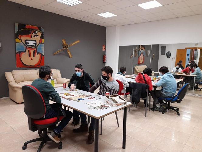 Jóvenes de La Zubia juegan a juegos de mesa en la Casa de la Juventud(AYTO. LA ZUBIA) 