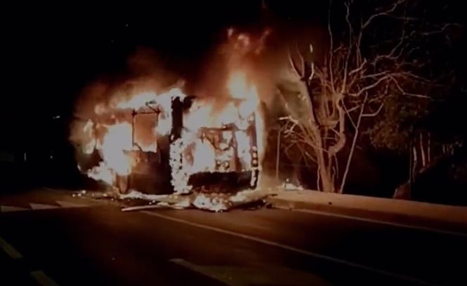 Arde completamente un autobús de la línea N8 que transportaba pasajeros en Granada (POLICÍA LOCAL GRANADA) 