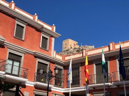 El castillo de Castell de Ferro, al fondo (AYUNTAMIENTO) 