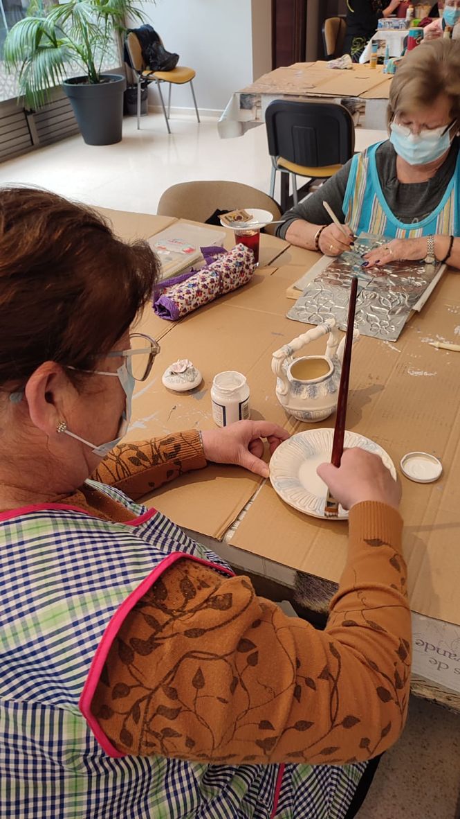 fotos del taller de manualidades que se celebra en el Centro de Participación Activa (AYTO. HUÉTOR TÁJAR)