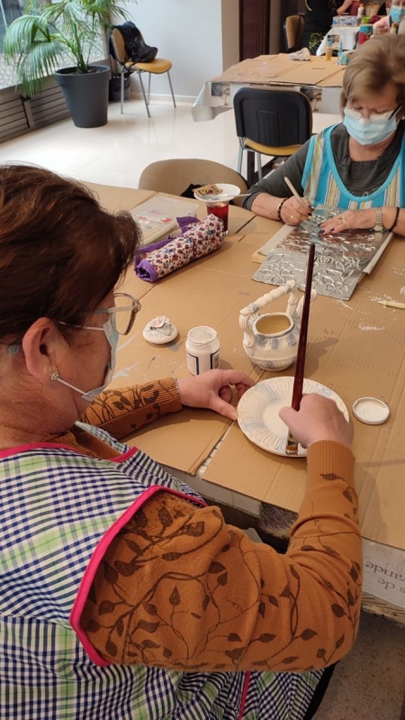 fotos del taller de manualidades que se celebra en el Centro de Participación Activa (AYTO. HUÉTOR TÁJAR)