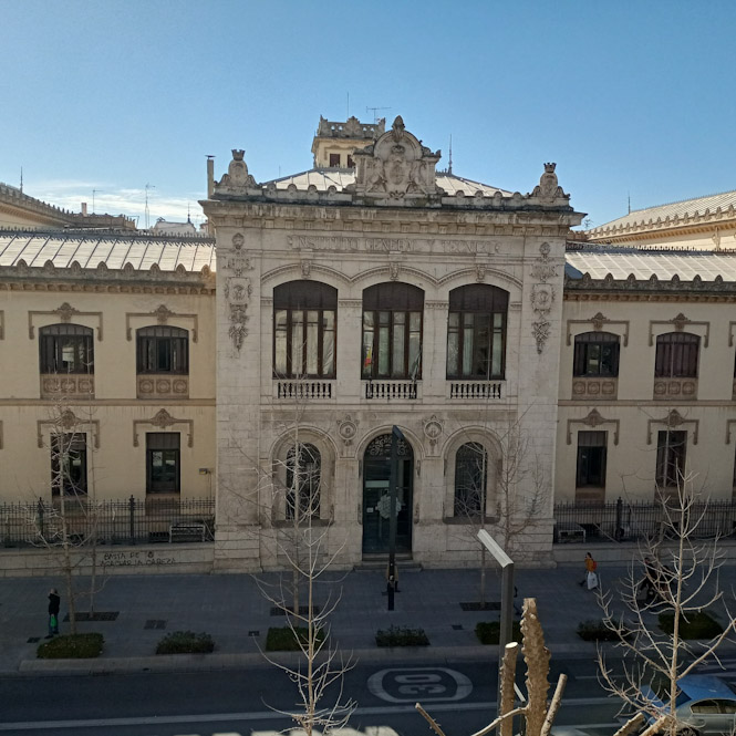 Fachada del IES Padre Suárez (JUNTA)