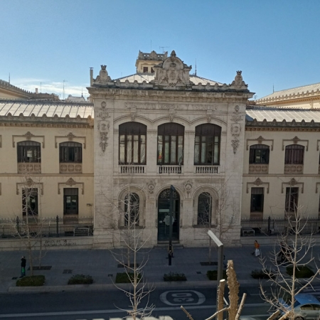 Fachada del IES Padre Suárez (JUNTA)