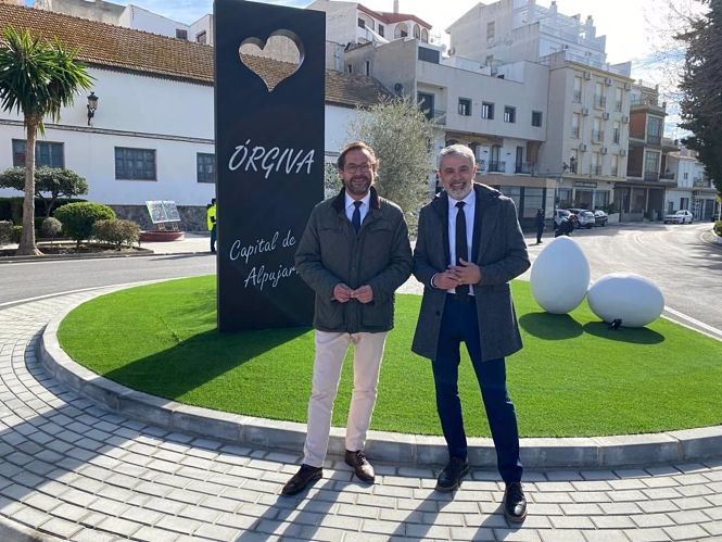 El delegado de Fomento, Infraestructuras y Ordenación del Territorio de la Junta en Granada, Antonio Granados, y el alcalde de Órgiva, Raúl Orellana, junto a la nueva glorieta (JUNTA DE ANDALUCÍA) 