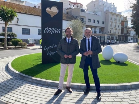 El delegado de Fomento, Infraestructuras y Ordenación del Territorio de la Junta en Granada, Antonio Granados, y el alcalde de Órgiva, Raúl Orellana, junto a la nueva glorieta (JUNTA DE ANDALUCÍA) 