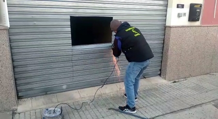 Agente de la Guardia Civil en uno de los centros de producción de marihuana (GUARDIA CIVIL)