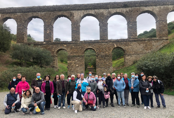 Participantes en la visita guiada con el acueducto de fondo (AYTO. ALMUÑÉCAR) 
