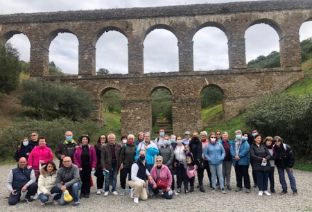 Participantes en la visita guiada con el acueducto de fondo (AYTO. ALMUÑÉCAR) 