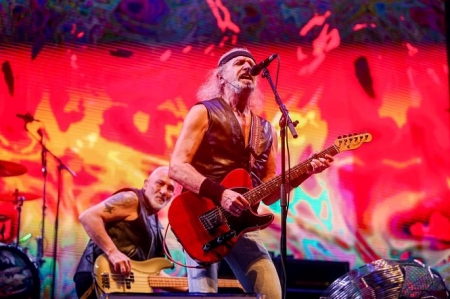 El guitarrista Armando de Castro (d) y el bajo José Luis Morán durante el último concierto de la carrera musical de ‘Barón Rojo’ (RICARDO RUBIO - EUROPA PRESS) 