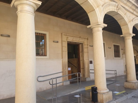 Entrada del Ayuntamiento de Guadix (AYTO. GUADIX)