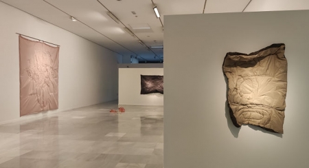 Imagen de la exposición de María Alcaide (CAJAGRANADA FUNDACIÓN)