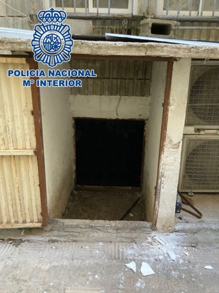 Acceso a uno de los sotanos (POLICIA NACIONAL)