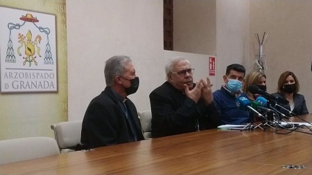 El arzobispo de Granada, Javier Martínez, explicaba hace unos días en rueda de prensa el dispositivo de acogida a refugiados de Ucrania (EUROPA PRESS)