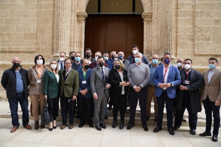 Juanma Moreno con los representantes de la plataforma (PP)