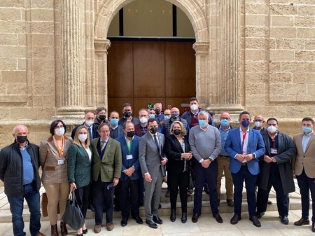 Juanma Moreno y Trinidad Herrera, en el centro, con representantes políticos e institucionales, y de la Plataforma por las Infraestructuras de la Costa Tropical (AYUNTAMIENTO DE ALMUÑÉCAR) 