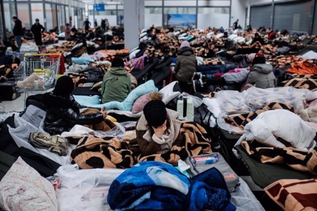 Varias personas descansan en un centro comercial destinado a la acogida temporal de los refugiados (ALEJANDRO MARTÍNEZ VÉLEZ / EUROPA PRESS)