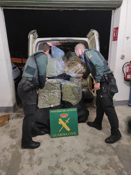 Agente de la Guardia CIvil con la marihuana incautada (GUARDIA CIVIL)