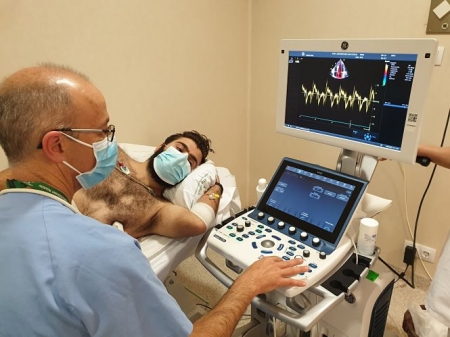 Realización de un ecocardiograma (HUSC)