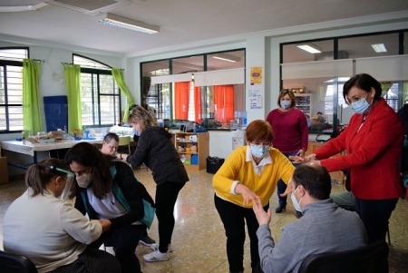 Los usuarios del Centro ocupacional durante las clases de baile (AYTO. ALBOLOTE)