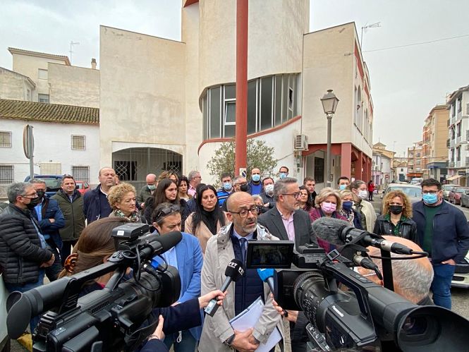 El alcalde Albolote, Salustiano Ureña, atiende a los medios (PP)
