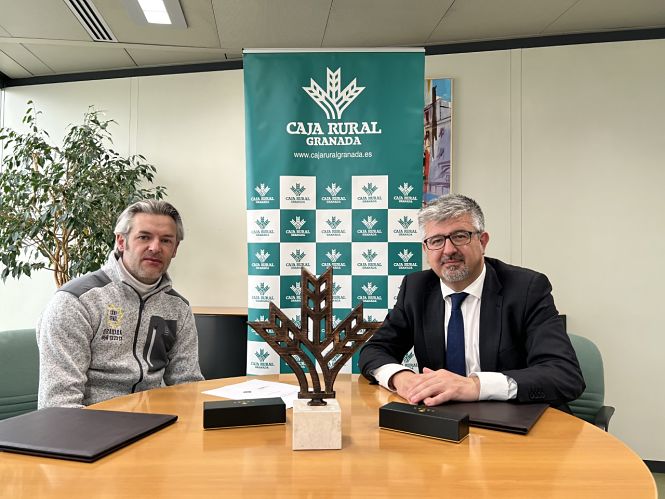 El director de Negocio de Caja Rural Granada, José Aurelio Hernández junto al presidente de la Asociación Radio Taxi Genil, José Luis Castillo. (CAJA RURAL)