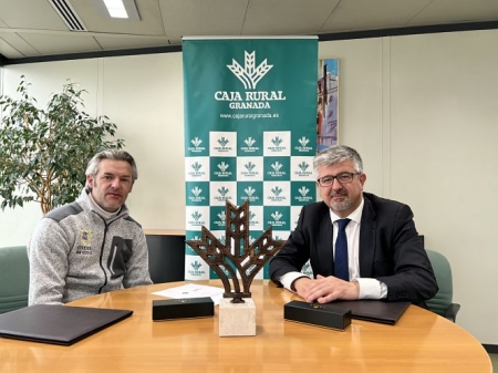 El director de Negocio de Caja Rural Granada, José Aurelio Hernández junto al presidente de la Asociación Radio Taxi Genil, José Luis Castillo. (CAJA RURAL) El director de Negocio de Caja Rural Granada, José Aurelio Hernández junto al presidente de la Asociación Radio Taxi Genil, José Luis Castillo. (CAJA RURAL)