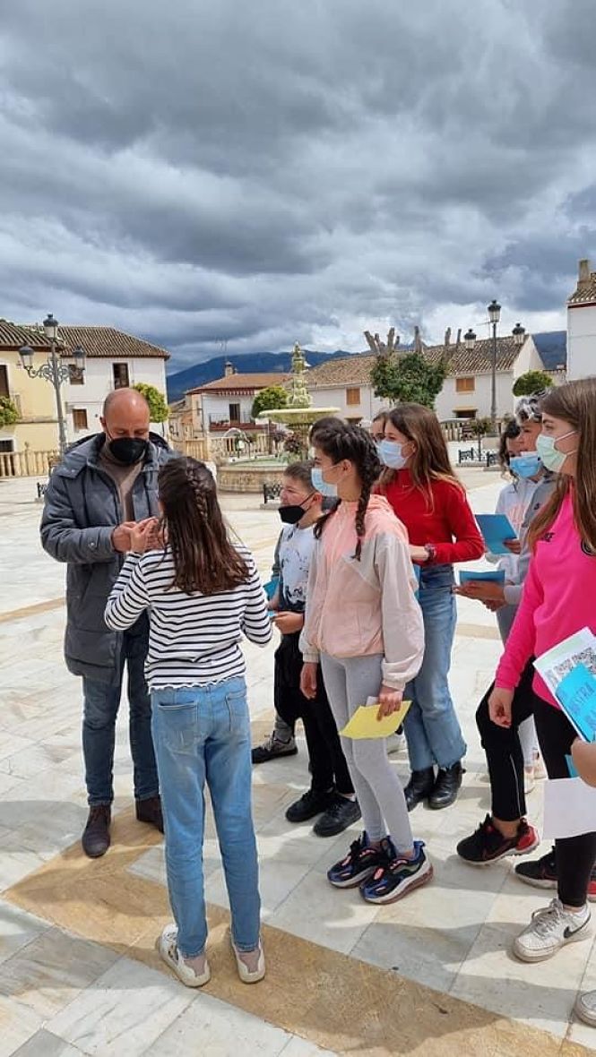El alcalde de Otura junto a los escolares del CEIP Virgen de la Paz que han realizado el proyecto sostenible `Ecofilamento 3D` (AYTO. OTURA)