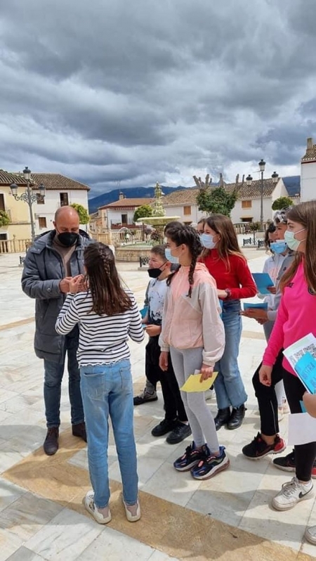 El alcalde de Otura junto a los escolares del CEIP Virgen de la Paz que han realizado el proyecto sostenible `Ecofilamento 3D` (AYTO. OTURA)