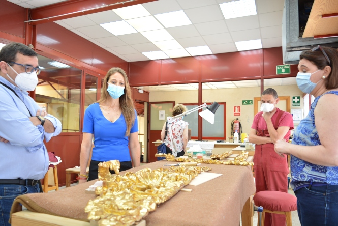 La delegada de Empleo, Virginia Fernández, con el director de la Escuela Albayzín, Antonio Suárez (JUNTA)