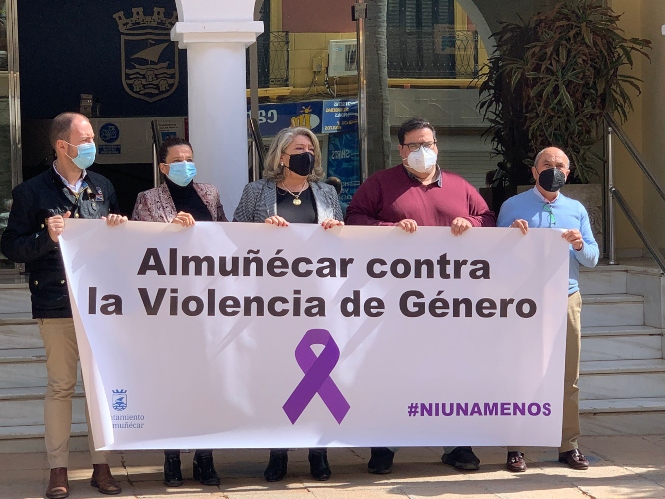 Cinco minutos de silencio en Almuñécar (AYTO. ALMUÑÉCAR)