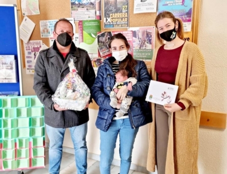 El alcalde y varios concejales de Cúllar Vega hacen entrega de sus cestas a los recién nacidos (AYTO. CÚLALR VEGA)