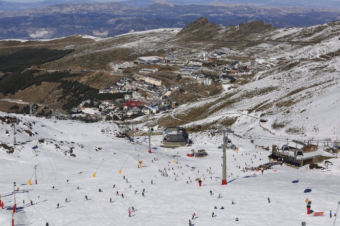 Ambiente en la estación de Sierra Nevada (ÁLEX CÁMARA / EUROPA PRESS)