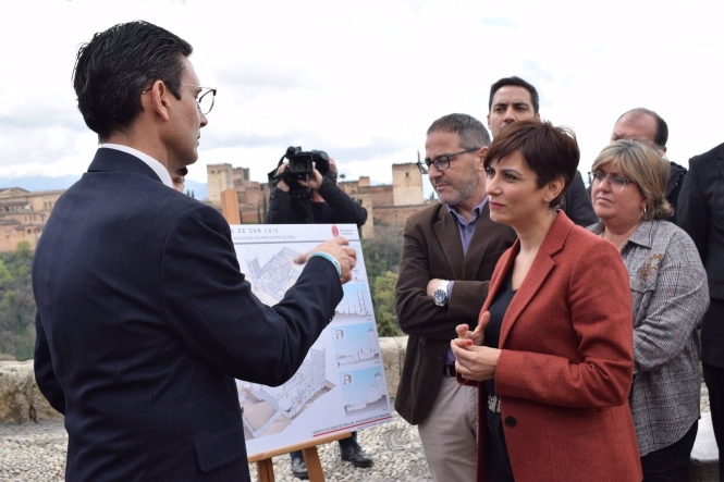 La ministra de Política Territorial y portavoz del Gobierno, Isabel Rodríguez, y el alcalde de Granada, Francisco Cuenca (SUBDELEGACIÓN DEL GOBIERNO EN GRANADA) 