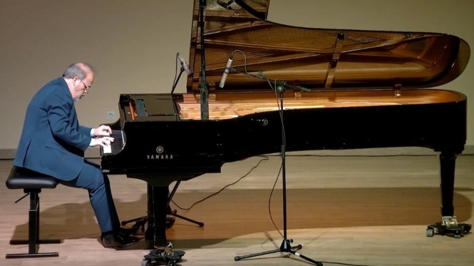 Imagen del pianista (AYTO. ALMUÑÉCAR) 