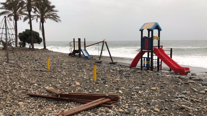 Daños en los equipamientos de ocio de la playa de Castell de Ferro (AYUNTAMIENTO)